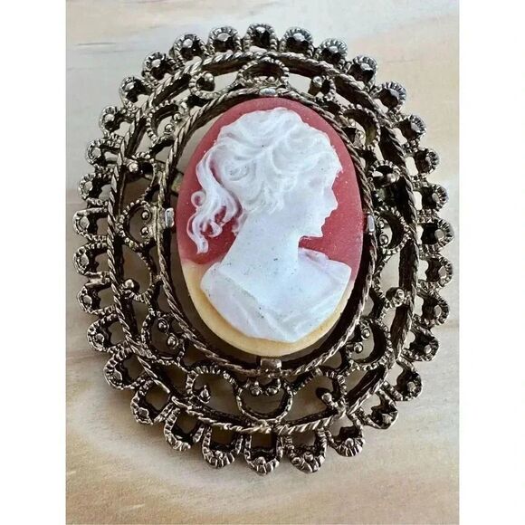 Vintage Cameo Brooch  - Picture 3 of 5
